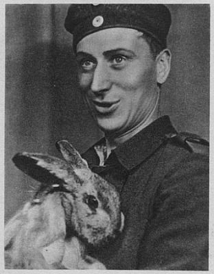 Günther Lüders im Kostüm seiner Rolle im Film Der Etappenhase (1937); Quelle: Wikipedia bzw. Wikimedia Commons aus Kinoprogrammheft "Das Programm von heute" (Verlag R. Leminger, Wien 1937); dieses Werk ist älter als 70 Jahre und sein Erschaffer nicht bekannt. Nach der Berner Konvention und den Gesetzen vieler Länder gilt dieses Werk als gemeinfrei.