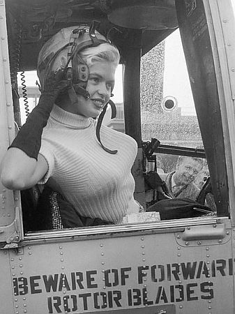 Jayne Mansfield am 11. Oktober 1957 beim Abflug per Helicopter nach Rotterdam; Rechteinhaber: Nationaal Archief (Den Haag, Rijksfotoarchief; Bestandsnummer: 909-0249); Urheber/Fotograf: Noske, J.D. / Anefo; Quelle: Wikimedia Commons; Lizenz:www.gahetna.nl/over-ons/open-data / CC BY-SA 3.0 NL