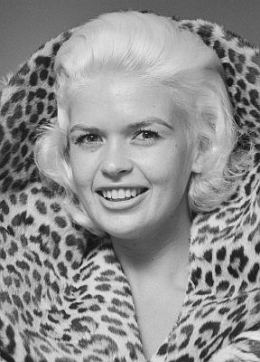 Jayne Mansfield etwa 1960; Urheber: "Comet Photo AG" (Zrich); dieses Bild stammt aus der Sammlung (Bildarchiv)  der ETH-Bibliothek und wurde auf Wikimedia Commons im Rahmen einer Kooperation mit Wikimedia CH verffentlicht; Quelle: Ausschnitt des Fotos "Mansfield Com X-M103-007.jpg"; Lizenz: CC BY-SA 4.0