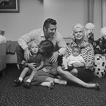 Jayne Mansfield, ihr Ehemann Mickey Hargitay, ihre Tochter Jayne Marie Mansfield und ihre Shne Mikls und Zoltan Hargitay ca. 1960 in Kloten (Schweiz); Urheber: "Comet Photo AG" (Zrich); dieses Bild stammt aus der Sammlung (Bildarchiv)  der ETH-Bibliothek1) und wurde auf Wikimedia Commons im Rahmen einer Kooperation mit WikimediaCH verffentlicht; Foto: "Com X-M103-001"; Lizenz: CC BY-SA 4.0