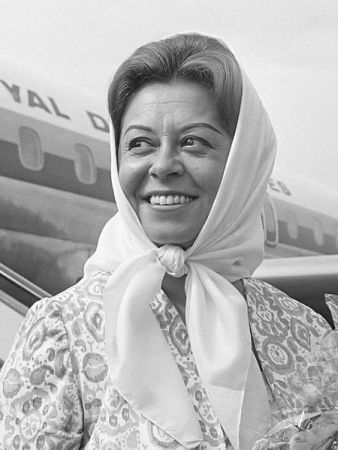 Giulietta Masina trifft am 5. Juli 1966 auf dem niederländischen Flughafen Schiphol ein. Rechteinhaber: Nationaal Archief (Den Haag, Rijksfotoarchief; Bestandsnummer: 919-3208); Urheber/Fotograf: Eric Koch / Anefo; Quelle: Wikimedia Commons; Lizenz:www.gahetna.nl/over-ons/open-data / CC BY-SA 3.0 NL