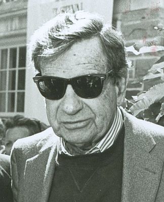 Walter Matthau in den 1990er Jahren bei der "Canadian Film Centre" BBQ-Spendenaktion; Urheber: "Canadian Film Centre" (Toronto); Quelle: Wikimedia Commons (Auschnitt des Originalfotos); Lizenz: CC BY 2.0 Deed