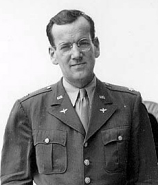 Glen Miller während seiner Dienstzeit beim US Army Air Corps; Lizenz/Genehmigung: PD-USGOV-MILITARY-ARMY; Dieses Bild wurde von einem Mitglied der United States Army während dessen Ausführung seiner Dienstpflichten erstellt. Als eine Arbeit der US-Regierung ist dieses Bild in public domain. Quelle: Wikipedia bzw. Wikimedia Commons