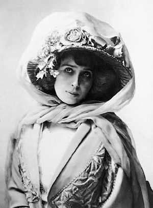 Die "Mistinguett", fotografiert von Gaspard-Flix Tournachon, Pseudonym Nadar (1820  1910); Quelle: Wikimedia Commons; Diese Bild- oder Mediendatei ist gemeinfrei, weil ihre urheberrechtliche Schutzfrist abgelaufen ist. Dies gilt fr die Europische Union, die Vereinigten Staaten, Australien und alle weiteren Staaten mit einer gesetzlichen Schutzfrist von 70 Jahren nach dem Tod des Urhebers.