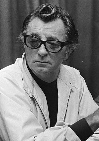 Robert Mitchum am 1. Oktober 1976 in Amsterdam während einer Pressekonferenz zum Film "Der Tiger aus Taipeh"*) (The Amsterdam Kill); Rechteinhaber: Nationaal Archief (Den Haag, Rijksfotoarchief; Bestandsnummer: 928-8120); Urheber/Fotograf: Suyk, Koen / Anefo; Quelle: Wikimedia Commons; Lizenz:www.gahetna.nl/over-ons/open-data / CC BY-SA 3.0 NL