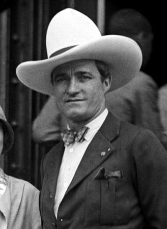 Tom Mix am 21. Mai 1925; Urheber: Herbert A. French; Quelle: Wikimedia Commons von der US-amerikanischen "Library of Congress", Auschnnitt des Fotos IDnpcc.13634; Lizenz: gemeinfrei 