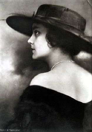 Sybill Morel in den 1920er Jahren; Urheber: Atelier "Becker & Maass" (1902 – 1938); Quelle: Wikimedia Commons;  Lizenz: gemeinfrei