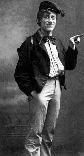 Paul Morgan auf einem seiner ersten Bühnenfotos (Wien, 1909); Quelle: Wikimedia Commons; Lizenz: gemeinfrei