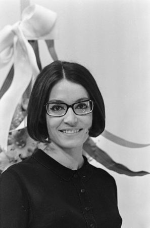 Nana Mouskouri Anfang Juni 1966; Rechteinhaber: Nationaal Archief (Den Haag, Rijksfotoarchief; Bestandsnummer: 919-2234); Urheber/Fotograf: Kroon, Ron / Anefo; Quelle: Wikimedia Commons;