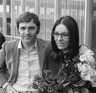 Nana Mouskouri und GeorgiosPetsilas Ende Mai 1969; Urheber und Quelle: Nationaal Archief (Den Haag, Rijksfotoarchief) bzw. Wikimedia Commons; Lizenz:www.gahetna.nl/over-ons/open-data / CC BY-SA 3.0 NL