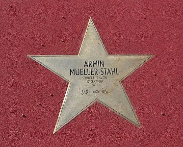 Stern von Armin Mueller-Stahl auf dem Berliner "Boulevard der Stars"; Urheber: Wikimedia-User Times; Lizenz: CC BY-SA 3.0; Quelle: Wikimedia Commons