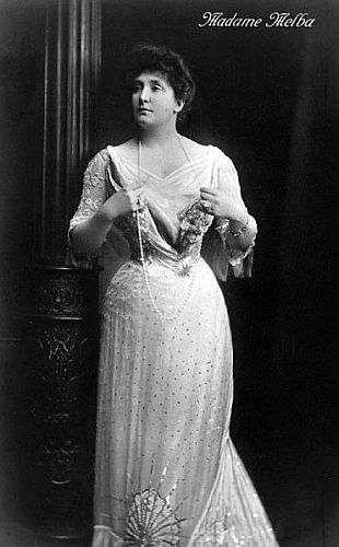 Nellie Melba auf einer alten Karte; Quelle: Wikipedia bzw. Wikimedia Commons; Diese Bild- oder Mediendatei ist gemeinfrei, weil ihre urheberrechtliche Schutzfrist abgelaufen ist.