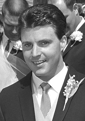Ricky Nelson am 21. April 1963 beim Verlassen der "St. Martin of Tours Church" in Brentwood (Los Angele), wo die Trauung mit Ehefrau Kristin Harmon stattfand; Quelle: Wikimedia Commons (Ausschnitt des Originalfotos) von "UCLA Library Digital Collection"; Urheber: "Los Angeles Times"; Lizenz: CC BY 4.0 Deed