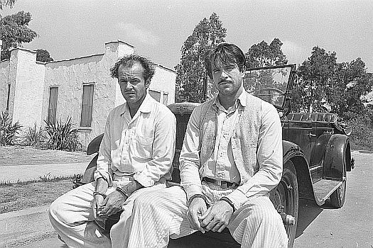 Jack Nicholson (l.) und Warren Beatty im September 1974 whrend der Dreharbeiten zu "Mitgiftjger"; Quelle: Wikimedia Commons von "UCLA Library Digital Collection"; Urheber: Larry Bessel / "Los Angeles Times"; Lizenz: CC BY 4.0 Deed