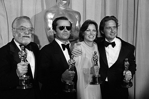 v.l.n.r.: Saul Zaentz, Jack Nicholson, Louise Fletcher und Michael Douglas am 30. Mrz 1976 mit ihren "Oscars" fr "Einer flog ber das Kuckucksnest"; Quelle Wikimedia Commons von "UCLA Library Digital Collection";Urheber: "Los Angeles Times"; Lizenz: CC BY 4.0 Deed  