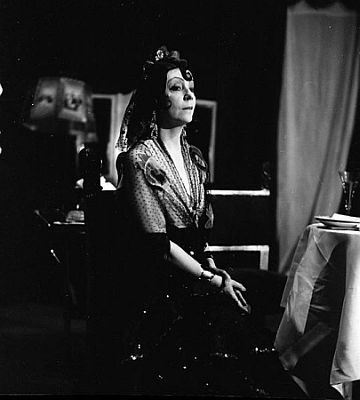 Asta Nielsen 1936 in "Kriminalsketch Zimmer 16" im "Kabarett der Komiker"; Urheber: Willy Pragher; Lizenz: CC BY 3.0; Rechteinhaber: Landesarchiv Baden-Wrttemberg; Quelle: Deutsche Digitale Bibliothek bzw. Wikimedia Commons