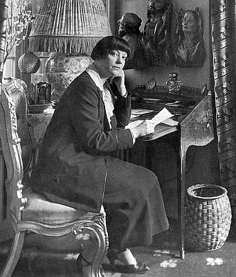 Asta Nielsen in ihrer Berliner Wohnung, 1925; Urheber: Waldemar Titzenthaler (18691937); Quelle: Wikipedia bzw. Wikimedia Commons; Scan (Bildausschnitt) aus dem Buch: Enno Kaufhold: Berliner Interieurs, Photographien von Waldemar Titzenthaler, Berlin: Nicolai, (1999, S. 111); Lizenz: gemeinfrtei