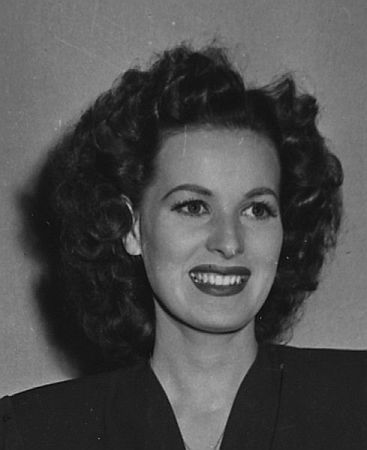 Maureen O'Hara im Oktober 1942 in den "RKO Studios" in Hollywood; Urheber "Office for Emergency Management" / "Office of War Information"; Ausschnitt des Originalfotos; Lizenz: gemeinfrei; Quelle: U.S. National Archives and Records Administration bzw. Wikimedia Comons