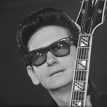 Roy Orbison Ende Mrz 1965; Rechteinhaber: Nationaal Archief (Den Haag, Rijksfotoarchief; Bestandsnummer: 917-5752); Urheber/Fotograf: Jac. de Nijs / Anefo; Quelle: Wikimedia Commons; Lizenz:www.gahetna.nl/over-ons/open-data / CC BY-SA 3.0 NL