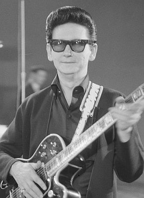 Roy Orbison Ende M�rz 1965 in den Niederlanden, wo er eine "Goldene Schallplatte" f�r "Oh,&nbsp;Pretty Woman" erhielt; Rechteinhaber: Nationaal Archief1) (Den Haag, Rijksfotoarchief;  Bestandsnummer: 917-5749); Urheber/Fotograf: Jac. de Nijs / Anefo; Quelle: Wikimedia Commons (Ausschnitt des Originalfotos); Lizenz: CC0 1.0 (Verzicht auf das Copyright)