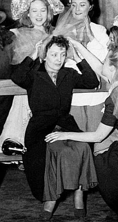 dith Piaf 1951 in "La P'tite Lili" (Thatre ABC, Paris); Ausschnitt des Fotos: "1951 La P'tite Lili - Thatre ABC.jpg"; Urheber: J.B. Arrieu Albertini; Der Urheberrechtsinhaber hat dieses Werkes als gemeinfrei verffentlicht. Quelle: Wikipedia bzw. Wikimedia Commons