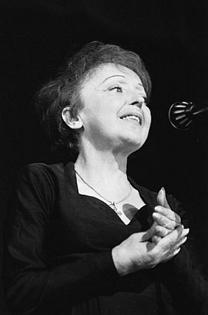 dith Piaf am 13. Dezember 1962 in Rotterdam; Rechteinhaber: Nationaal Archief (Den Haag, Rijksfotoarchief; Bestandsnummer: 914-6440); Urheber/Fotograf: Koch, Eric / Anefo; Quelle: Wikimedia Commons; Lizenz:www.gahetna.nl/over-ons/open-data / CC BY-SA 3.0 NL