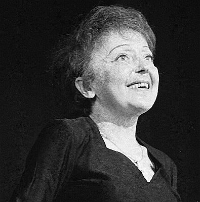 �dith Piaf am 13. Dezember 1962 in Rotterdam; Rechteinhaber: Nationaal Archief (Den Haag, Rijksfotoarchief; Bestandsnummer: 914-6438; Ausschnitt des Originalfotos); Urheber/Fotograf: Koch, Eric / Anefo; Quelle: Wikimedia Commons; Lizenz: CC0 1.0 (Verzicht auf das Copyright)