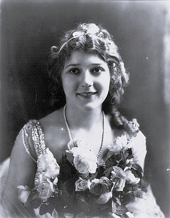 Mary Pickford 1915; Urheber: Unbekannt; Quelle: Wikimedia Commons von der "Library of Congress", ID cph.3b05767; es gibt keine bekannten Restriktionen hinsichtlich der Veröffentlichung.