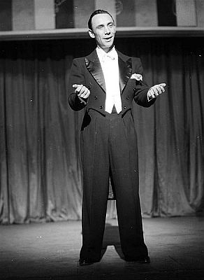 Rudolf Platte 1937 im "Kabarett der Komiker"; Urheber: Willy Pragher; Lizenz: CC BY 3.0; Quelle: Deutsche Digitale Bibliothek bzw. Wikimedia Commons