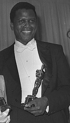 Sidney Poitier mit seinem "Oscar" fr "Lilien auf dem Felde" nach der Verleihung am 13. April 1964 im "Santa Monica Civic Auditorium" in "Santa Monica"; Quelle: Wikimedia Commons (Ausschnitt des Originalfotos) von "UCLA Library Digital Collection";Urheber: "Los Angeles Times"; Lizenz: CC BY 4.0 Deed