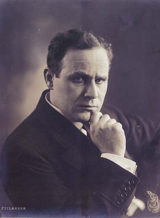 Valdemar Psilander vor 1917; Quelle: Wikipedia von www.dfi.dk; Urheber: Fotograf von Quelle ausdrücklich als unbekannt bezeichnet; Lizenz: gemeinfrei