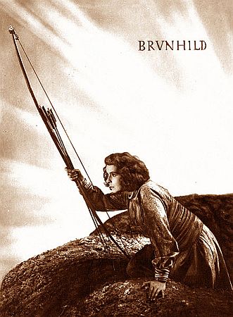 Hanna Ralph als Brunhild in "Die Nibelungen" (1924); Quelle: Wikimedia Commons; Ross-Karte Nr. 672/8 (Decla-Ufa-Film, 1924); Urheber: Unbekannt