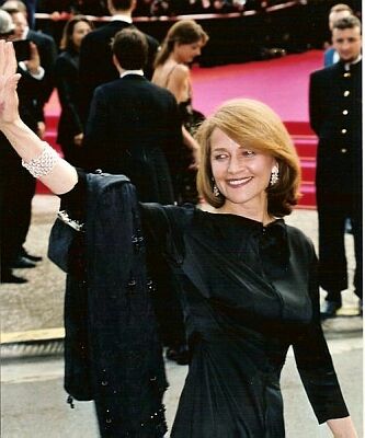 Charlotte Rampling bei den Internationalen Filmfestspielen in Cannes 2001; Quelle: Wikipedia bzw. Wikimedia; Urheber: Georges Biard;Lizenz CC-BY-SA 3.0.; Diese Datei ist unter der Creative Commons-Lizenz Namensnennung 3.0Unported lizenziert. Es ist erlaubt, die Datei unter den Bedingungen der GNU-Lizenz für freie Dokumentation, Version 1.2 oder einer späteren Version, veröffentlicht von der Free Software Foundation, zu kopieren, zu verbreiten und/oder zu modifizieren; es gibt keine unveränderlichen Abschnitte, keinen vorderen und keinen hinteren Umschlagtext. Der vollständige Lizenztext ist im Kapitel GNU-Lizenz für freie Dokumentation verfügbar.