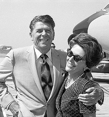 Ronald Reagan mit Ehefrau Nancy 1972; Quelle: Wikimedia Commons (Ausschnitt des Originalfotos) von "UCLA Library Digital Collection"; Urheber: Bill Varie/"Los Angeles Times"; Lizenz: CC BY 4.0 Deed 