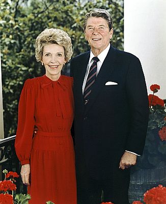 Offizielles Portrt des Prsidenten-Paares Ronald und Nancy Reagan am 3. Juni 1985; Quelle: Wikimedia Commons von catalog.archives.gov; Urheberin: Mary Anne Fackelman-Miner; Lizenz: gemeinfrei (Unrestricted)