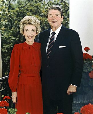 Offizielles Porträt des Präsidenten-Paares Ronald und Nancy Reagan am 3. Juni 1985; Quelle: Wikimedia Commons von catalog.archives.gov; Urheberin: Mary Anne Fackelman-Miner; Lizenz: gemeinfrei (Unrestricted)