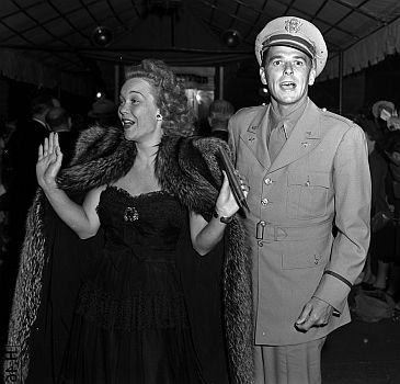 Ronald Reagan und Jane Wyman am 5. August 1942 in Los Angeles anlsslich der Premiere des Films "Sechs Schicksale"1) ("Tales of Manhattan"); Quelle: Wikimedia Commons (Ausschnitt des Originalfotos) von "UCLA Library Digital Collection";Urheber: "Los Angeles Times"; Lizenz: CC BY 4.0 Deed