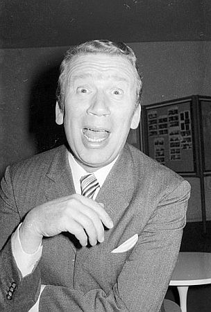 Heinz Reincke im Januar 1973; dieses Foto erschien auf der Titelseite der Sonderausgabe, welche die "Kieler Nachrichten" (KN) nur für den Schauspieler herstellten. Urheber: Friedrich Magnussen (1914–1987); Quelle: Stadtarchiv Kiel, Bildnachlass Friedrich Magnussen (Identity 54.466), bzw. Wikimedia Commons; Rechteinhaber: Gesellschaft für Kieler Stadtgeschichte; Lizenz: CC BY-SA 3.0 DE