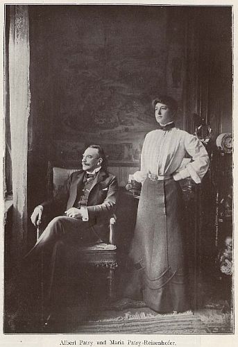 Maria Reisenhofer 1905 mit ihrem Ehemann Albert Patry, veröffentlicht in "Berliner Leben. Zeitschrift für Schönheit und Kunst" (VIII. Jahrgang, Heft 3); Urheber: Fotoatelier "Albert Zander & Siegmund Labisch" (Berlin); Quelle: EuropeanaLocal; digitalisiert durch die Berliner "Zentral- und Landesbibliothek"; bzw. Wikipedia; Lizenz: gemeinfrei