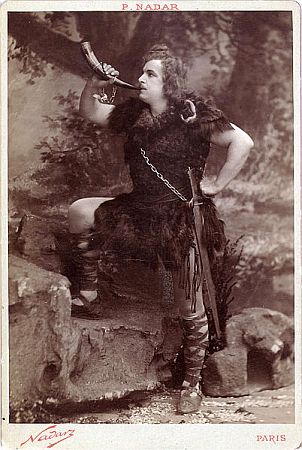 Jean de Reszke ca. 1896 als Wagners "Siegfried",fotografiert von Gaspard-Félix Tournachon*), Pseudonym Nadar (1820 – 1910); Quelle: Wikimedia Commons