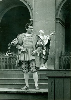 Walther Reyer 1960 mit der Titelrolle in "Jedermann; Urheber/Autor: Archiv der "Salzburger Festspiele"; Foto Madner; Lizenz: CC BY 3.0; Quelle: Wikimedia Commons
