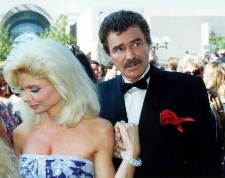 Burt Reynolds und Loni Anderson am 25. August 1991 anlässlich der 43. Emmy-Verleihung; Quelle: Wikimedia Commons (Ausschnitt (Originalfoto) von www.flickr.com); Urheber: Alan Light bei www.flickr.com; Lizenz: CC BY 2.0