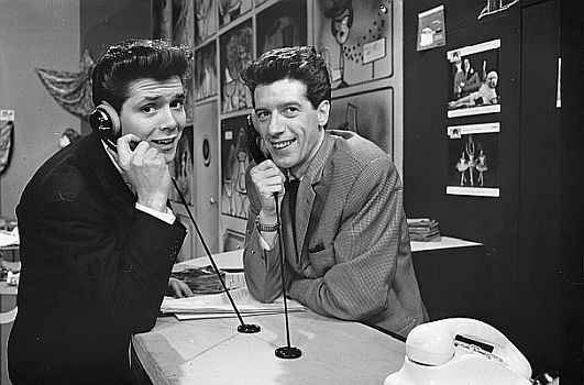 Cliff Richard mit Showmaster Rudi Carrell am 6. April 1962 in "De Rudi Carrell Show"; �Rechteinhaber: Nationaal Archief1) (Den Haag (Den Haag, Rijksfotoarchief; Bestandsnummer: 913-7388); Urheber/Fotograf: Harry Pot / Anefo; Quelle: Wikimedia Commons; Lizenz:�CC0 1.0 (Verzicht auf das Copyright)