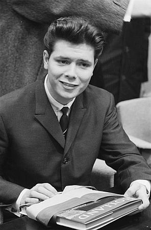 Cliff Richard gibt am 6. April 1962 auf dem Amsterdamer Flughafen Schiphol eine Pressekonnferenz; Rechteinhaber: Nationaal Archief (Den Haag, Rijksfotoarchief; Bestandsnummer: 913-7393); Urheber/Fotograf: Pot, Harry / Anefo; Quelle: Wikimedia Commons; Lizenz:www.gahetna.nl/over-ons/open-data / CC BY-SA 3.0 NL