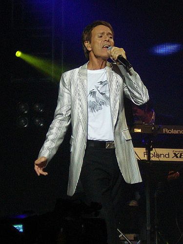 Cliff Richard 2009; Quelle: Wikimedia Commons; Urheber: Jpmawet; Lizenz: CC-BY-SA-3.0, 2.5 Generic, 2.0 Generic, 1.0 Generic