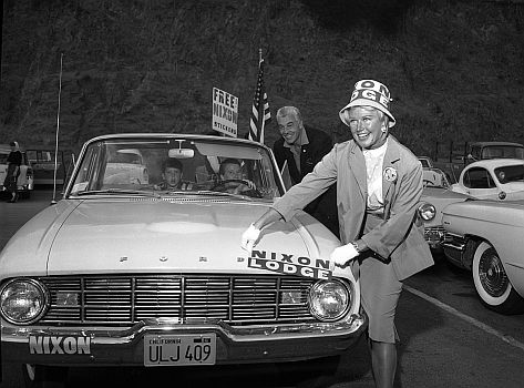 Ginger Rogers 1960 zusammen mit Schauspieler Cesar Romero (hinten rechts) auf Wahlkampf-Tour fr Richard Nixon; Quelle: Wikimedia Commons von "UCLA Library Digital Collection"; 