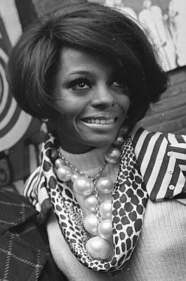 Diana Ross am 15. Januar 1968 mit den "Supremes" in Amsterdam; Rechteinhaber: Nationaal Archief (Den Haag, Rijksfotoarchief; Bestandsnummer: 931-8105); Urheber/Fotograf: Jack de Nijs / Anefo; Quelle: Wikimedia Commons (Ausschnitt des Originalfotos);&nbsp;Lizenz:  CC0 1.0 (Verzicht auf das Copyright)