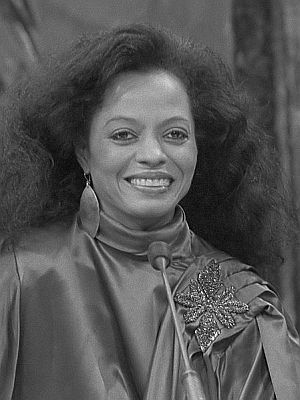 Diana Ross am 18. November 1981 in der TV-Show "Mies" von Mies Bouwman; Rechteinhaber: Nationaal Archief (Den Haag, Rijksfotoarchief; Bestandsnummer: 931-8105); Urheber/Fotograf: Dijk, Hans van / Anefo; Quelle: Wikimedia Commons; Lizenz:www.gahetna.nl/over-ons/open-data / CC BY-SA 3.0 NL