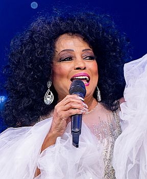 Diana Ross Juli 2022; Urheber: Raph_PH; Lizenz: CC BY 2.0; Quelle: Wikimedia Commons; (Ausschnitt des Originalfotos); von www.flickr.com/photos/raph_ph/