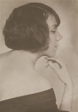 Lyda Salmonova vor 1918 auf einer Fotografie von Rudolf Dührkoop (1848 – 1918); Quelle: Wikimedia Commons; Fotokarte Nr. 5306; Lizenz: gemeinfrei